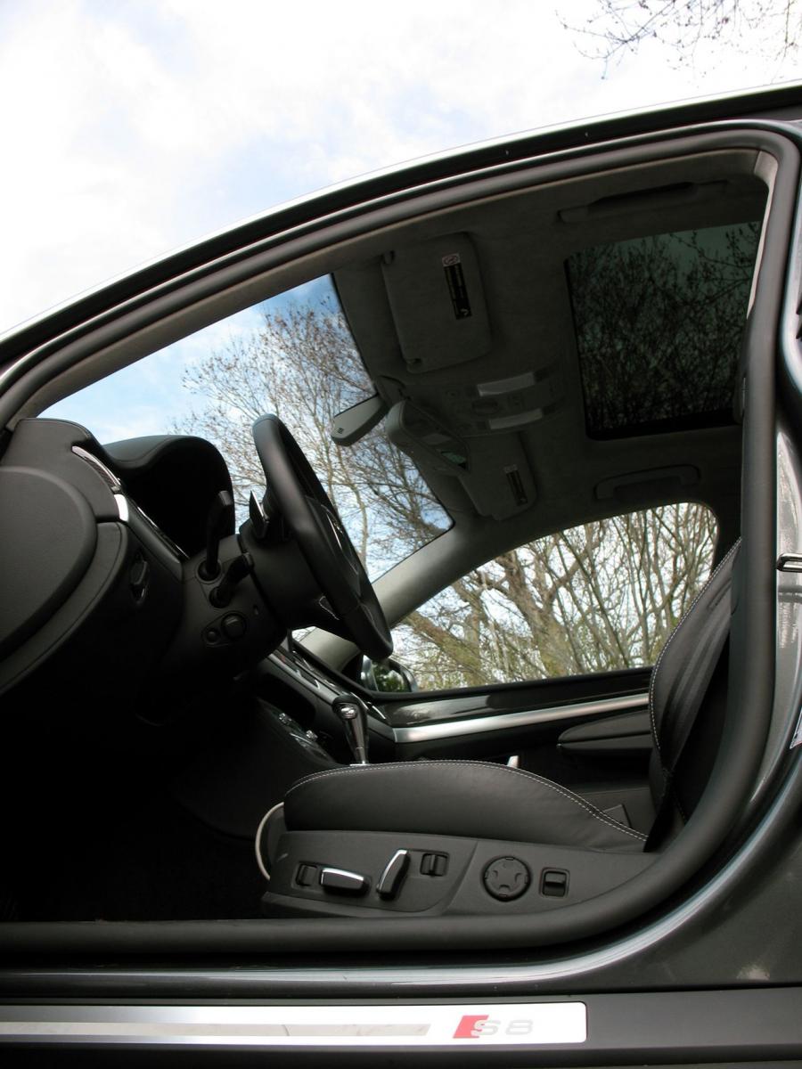 Интерьер Audi S8 (D3) 2008 года  (NA) (фото 9 из 62)